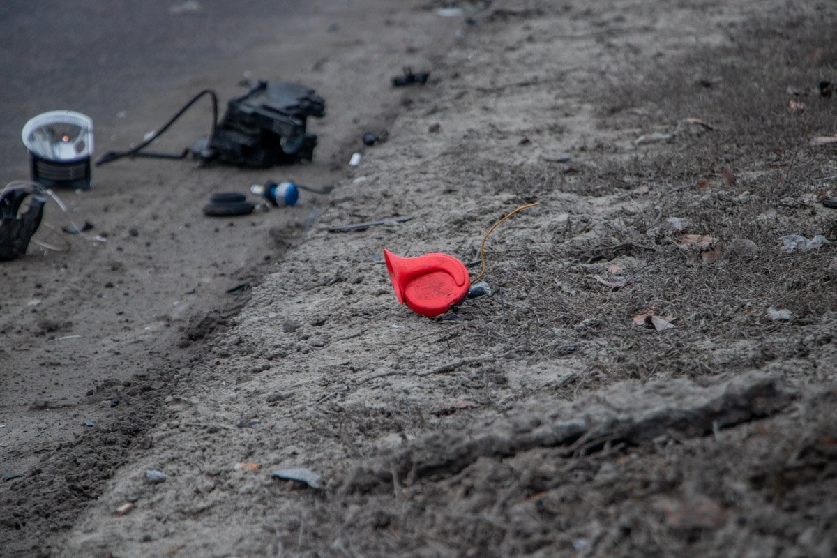 Водителям стоит быть внимательными: осколки разбросаны по проезжей части Водителям стоит быть внимательными: осколки разбросаны по проезжей части