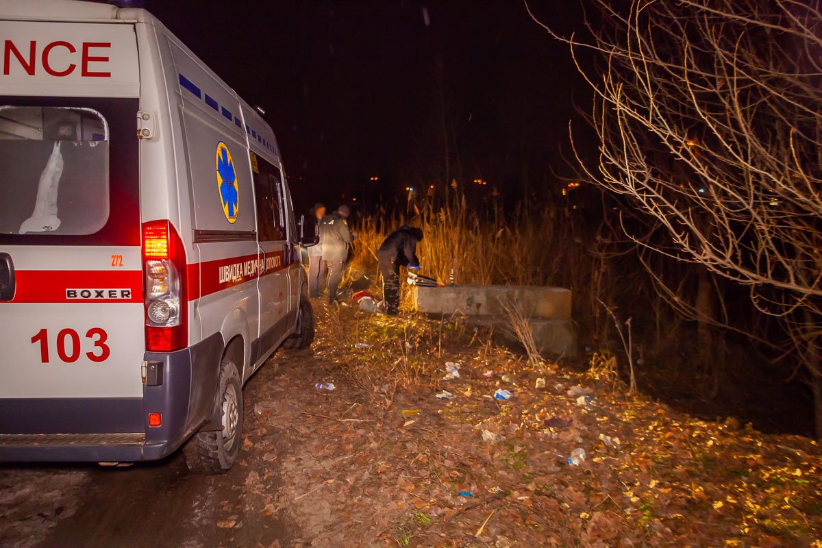 На место происшествия приехали сотрудники патрульной полиции, следователи и врачи скоро помощи На место происшествия приехали сотрудники патрульной полиции, следователи и врачи скоро помощи