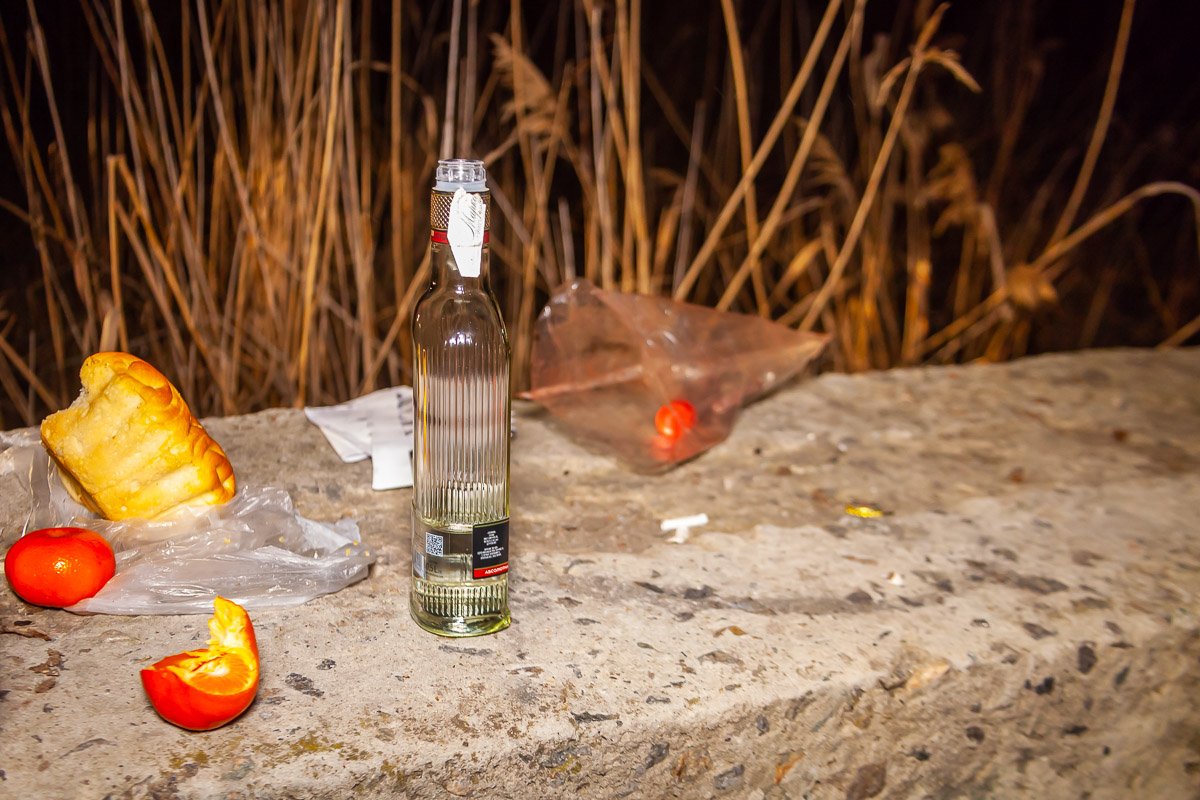 По предварительной информации, он выпивал, после чего ему стало плохо и он упал По предварительной информации, он выпивал, после чего ему стало плохо и он упал