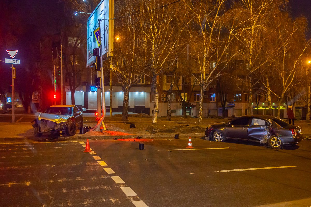 В Днепре на проспекте Александра Поля столкнулись Subaru и Toyota