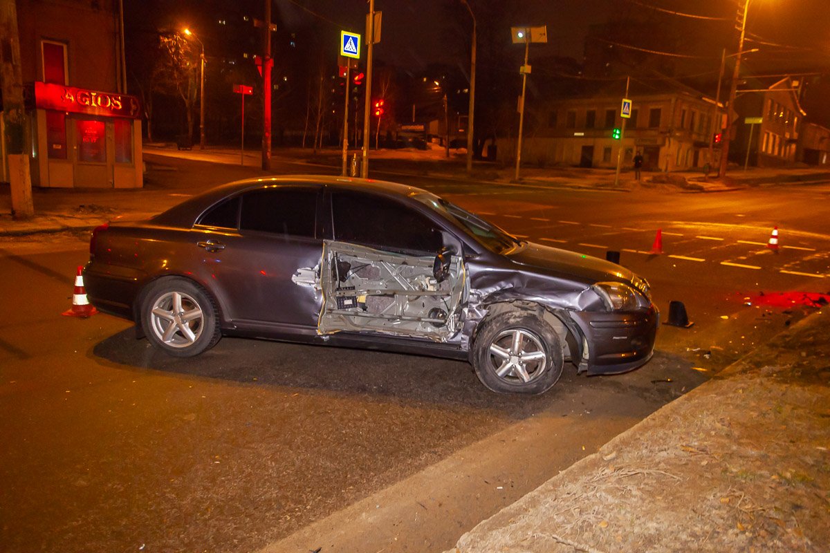 В результате столкновения пострадала девушка