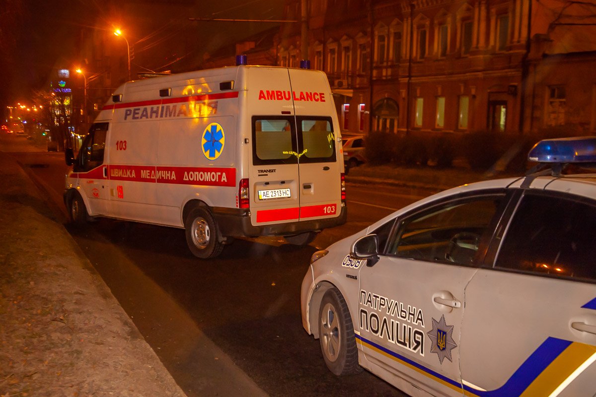 На место происшествия приехали несколько экипажей патрульной полиции и врачи скорой помощи
