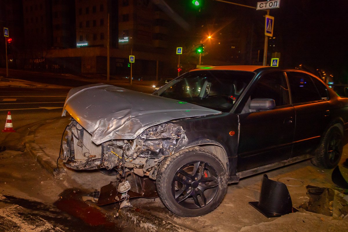 Водитель первого автомобиля проехал на красный сигнал светофора