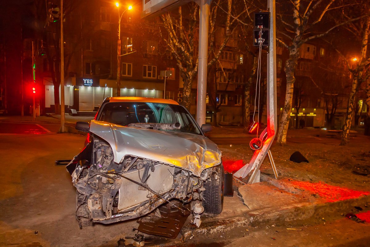После столкновения Subaru "влетел" в светофор и снес его