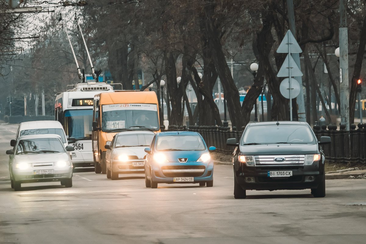 Как только землю освещают первые лучи солнца, улицы города сразу же наполняются людьми и автомобилями