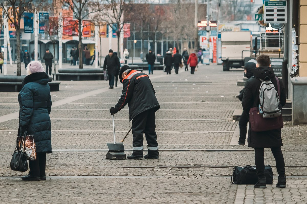 Люди спешат на работу, учебу, едва лишь успевая сделать глоток ароматного кофе и вдохнуть бодрящий, свежий воздух
