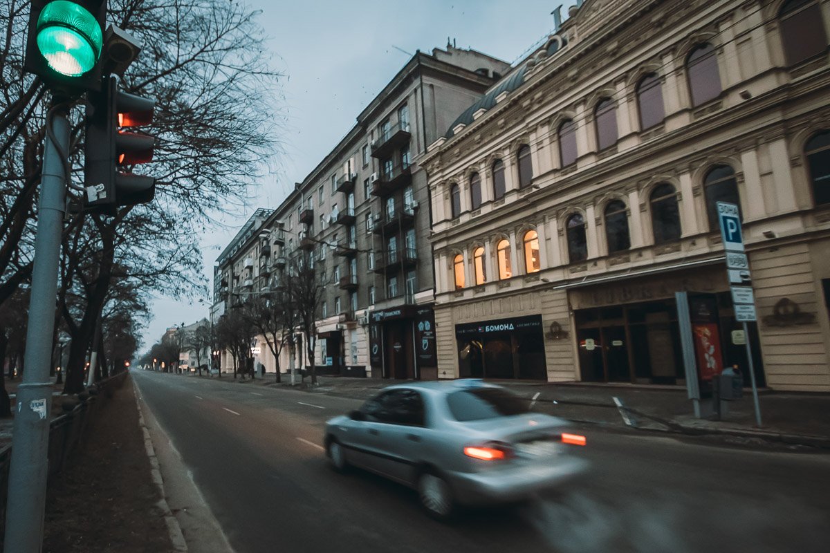 После тихой и безлюдной ночи наступает суетливый день