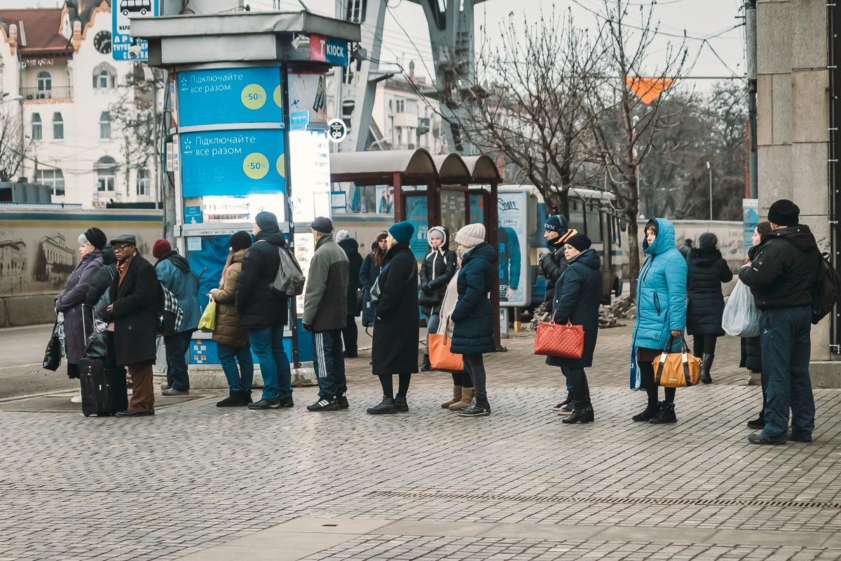 Мы торопимся на работу, опаздываем на учебу, уткнувшись в гаджеты и не замечаем то, что происходит вокруг