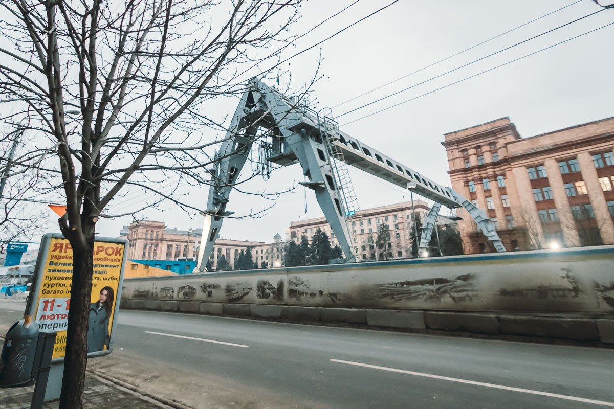 Пустынные дороги города, который недавно проснулся 