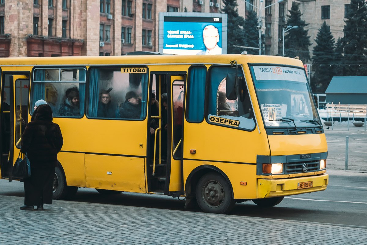 Люди торопятся на работу 