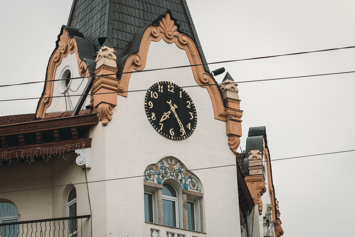 Красота города в первых лучах света 