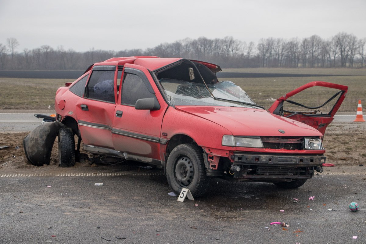 Предварительно, водитель легковушки не справился с управлением