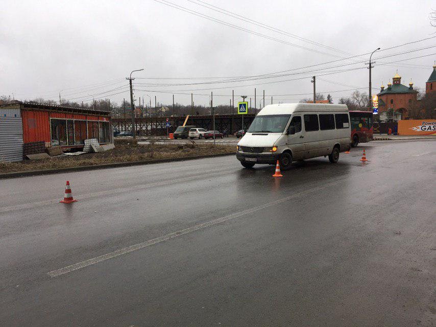 На улице Добровольцев маршрутка 119 сбила женщину На улице Добровольцев маршрутка 119 сбила женщину