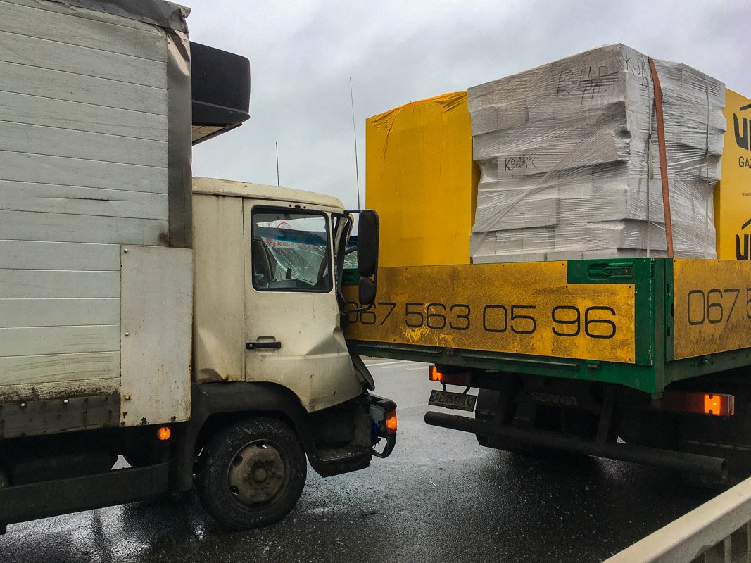 Водители оградили место происшествия конусами Водители оградили место происшествия конусами