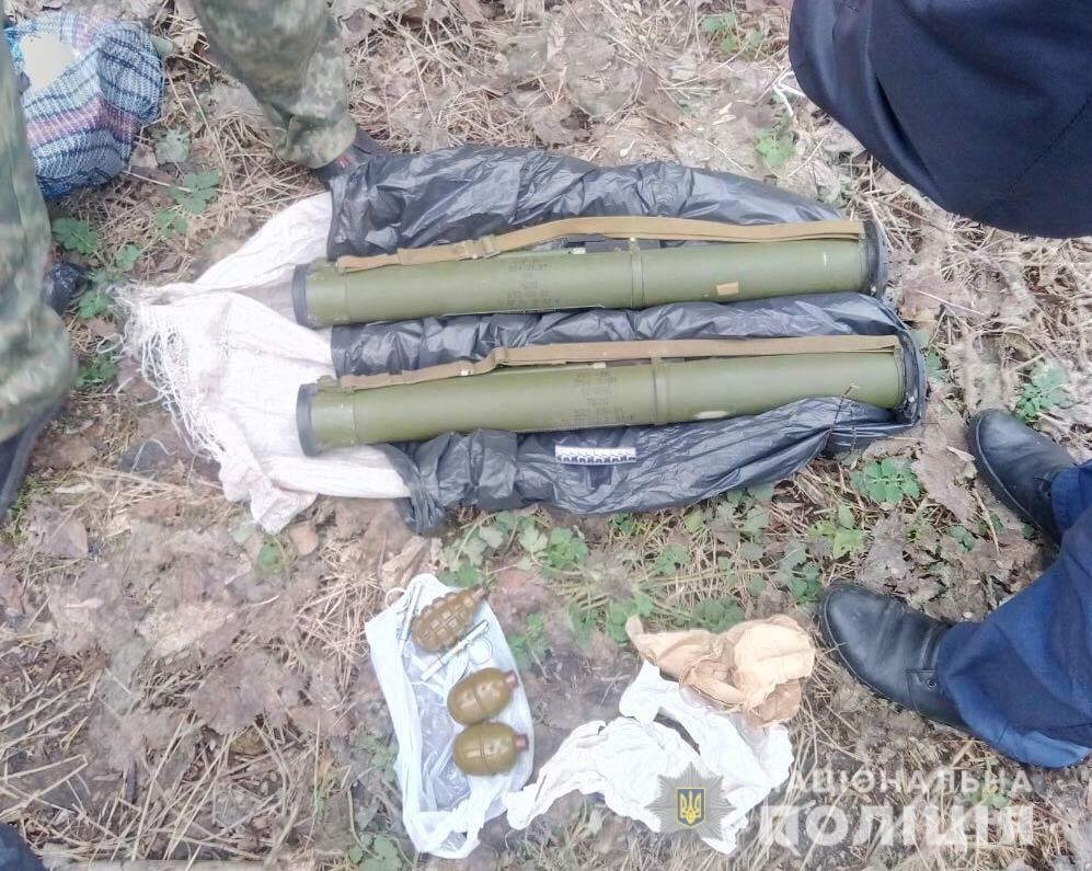 В мешках полицейские нашли 2 РПГ-26, две гранаты РГД-5, гранату Ф-1 В мешках полицейские нашли 2 РПГ-26, две гранаты РГД-5, гранату Ф-1