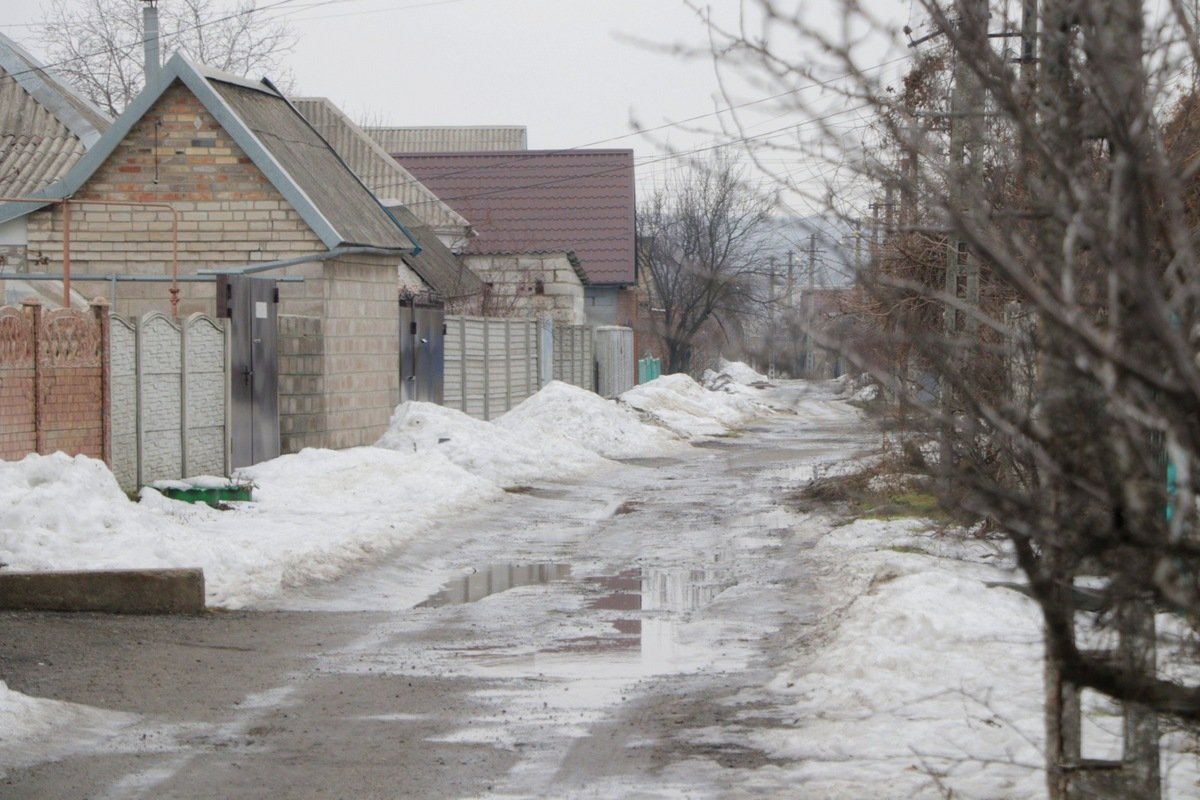 Мужчина сидел на земле возле частного дома № 15 Мужчина сидел на земле возле частного дома № 15