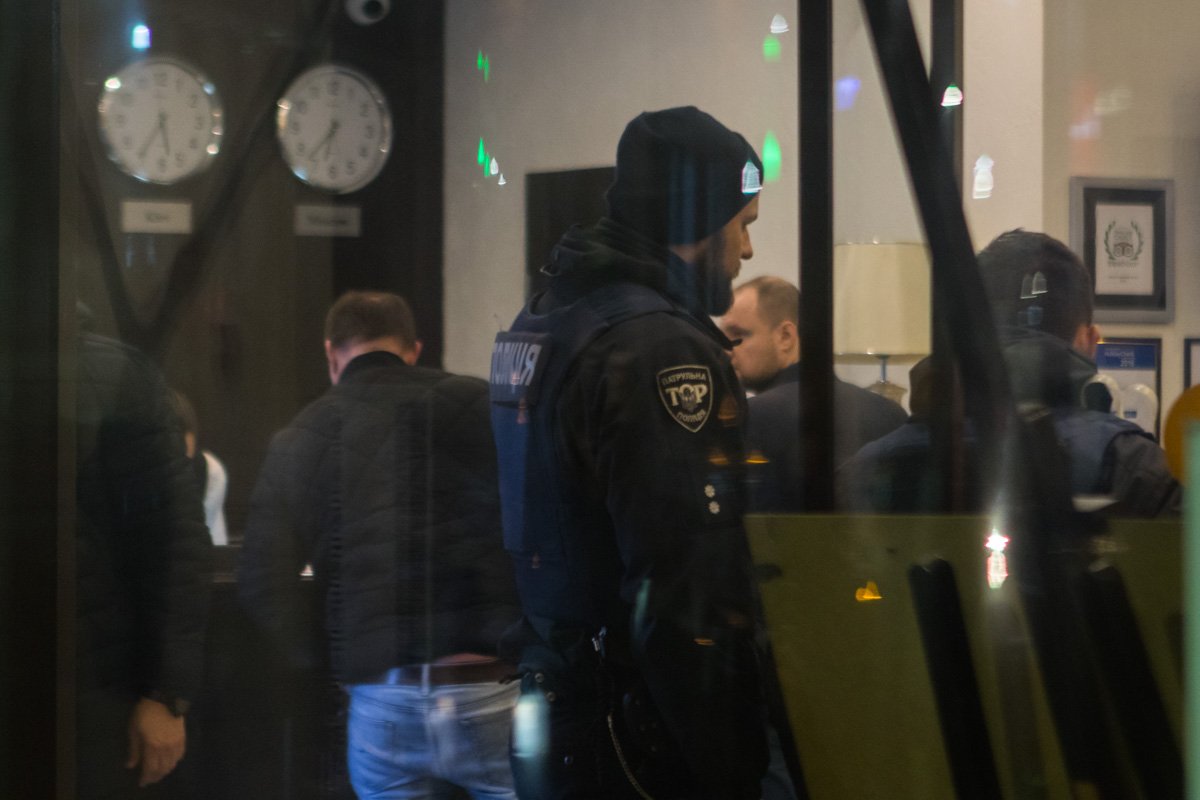 Причиной кипиша стал вооруженный мужчина, который пришел в гостиницу Причиной кипиша стал вооруженный мужчина, который пришел в гостиницу