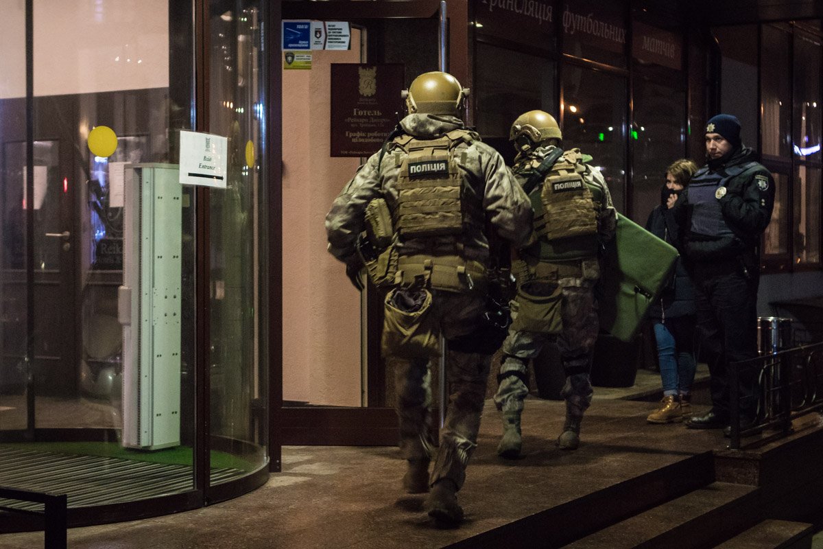 На месте работали сотрудники патрульной полиции, подразделения ТОР и спецподразделения КОРД На месте работали сотрудники патрульной полиции, подразделения ТОР и спецподразделения КОРД