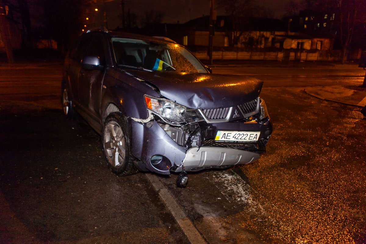 На перекрестке улиц Михаила Грушевского и Михаила Драгоманова не поделили дорогу Mitsubishi и Mazda На перекрестке улиц Михаила Грушевского и Михаила Драгоманова не поделили дорогу Mitsubishi и Mazda