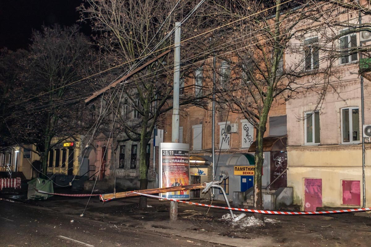 На проспекте Пушкина упала опора