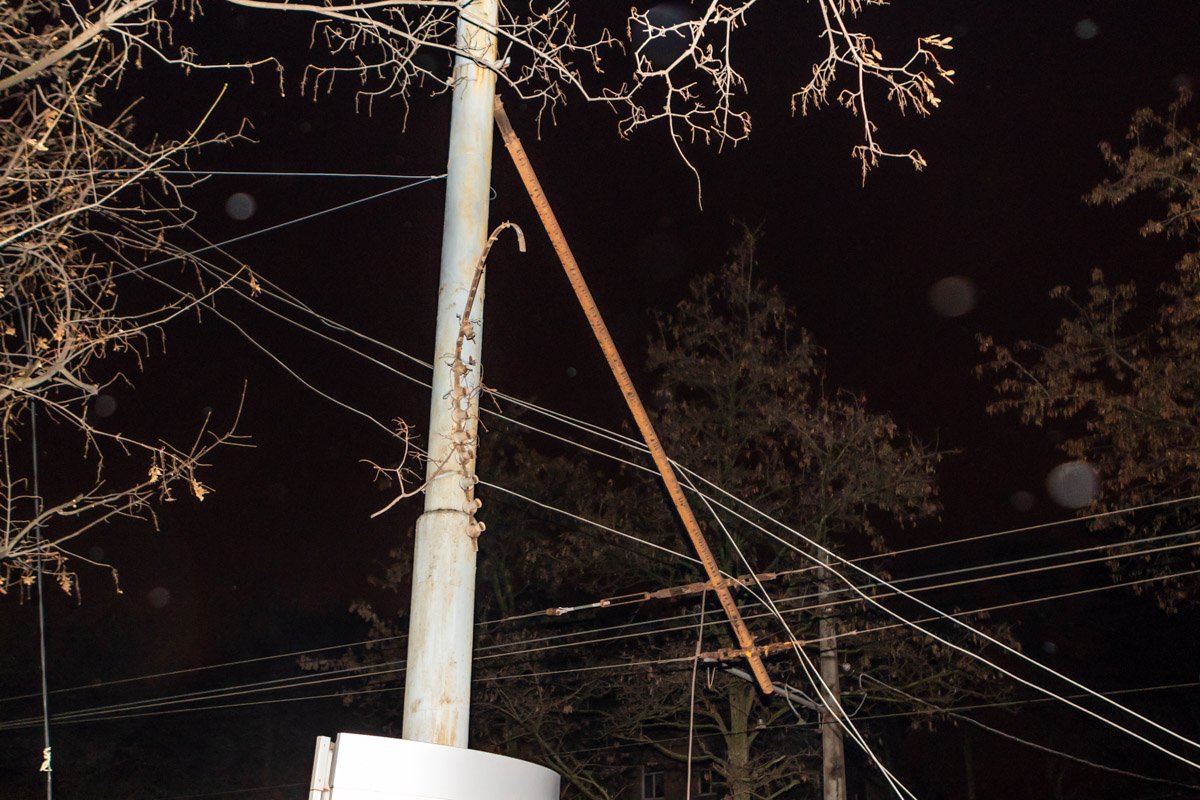 Конструкция зацепила провода