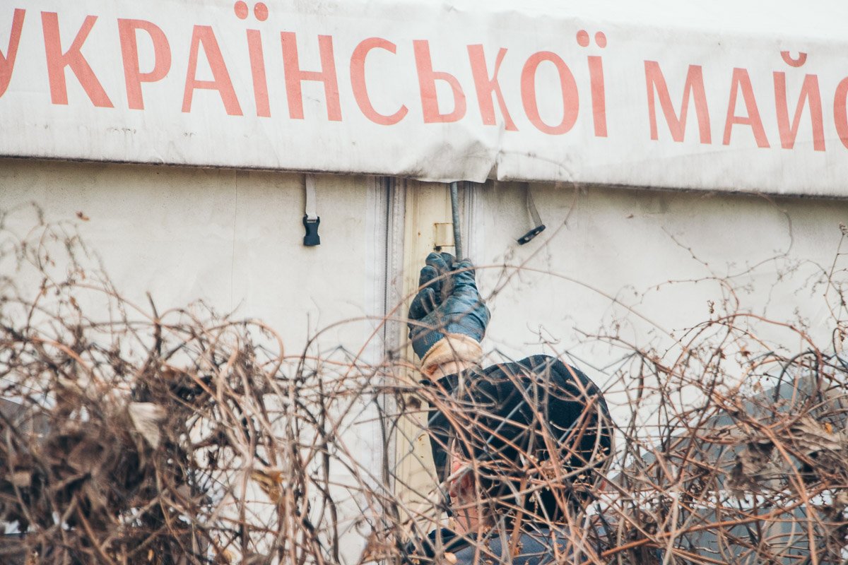 Кафе-палатку, расположенное рядом, также разобрали Кафе-палатку, расположенное рядом, также разобрали