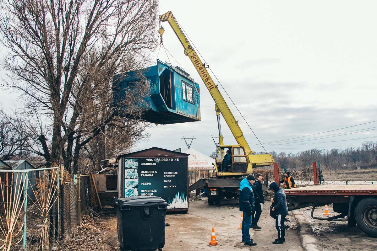 Известно, что в этом киоске продавали спиртное из-под полы Известно, что в этом киоске продавали спиртное из-под полы