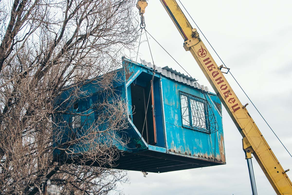 Лоток демонтировали при помощи крана Лоток демонтировали при помощи крана