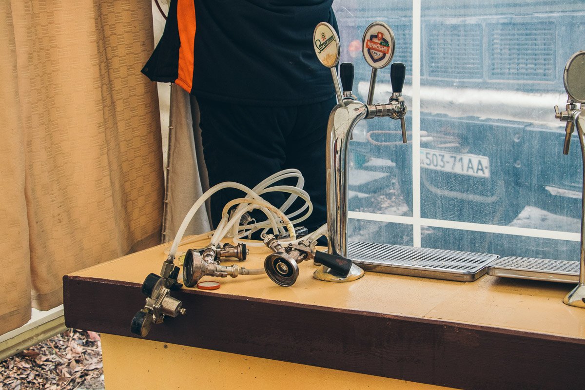 В кафе-палатке также продавали спиртное В кафе-палатке также продавали спиртное