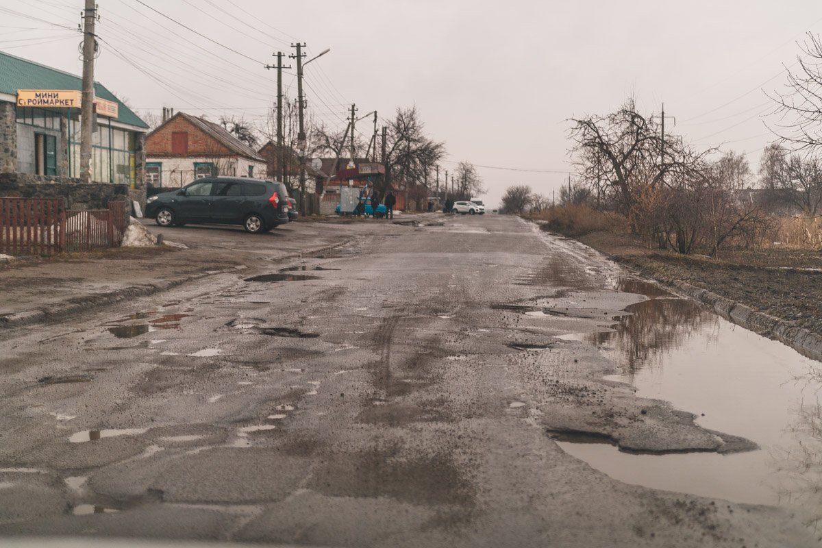В ямах уже образовались водоемы В ямах уже образовались водоемы