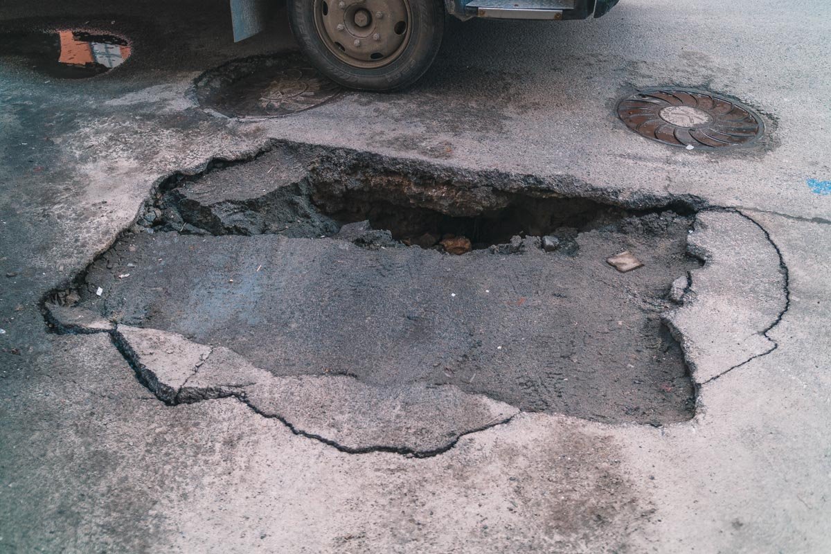 Судя по отколотому асфальту у малышки явно большой потенциал