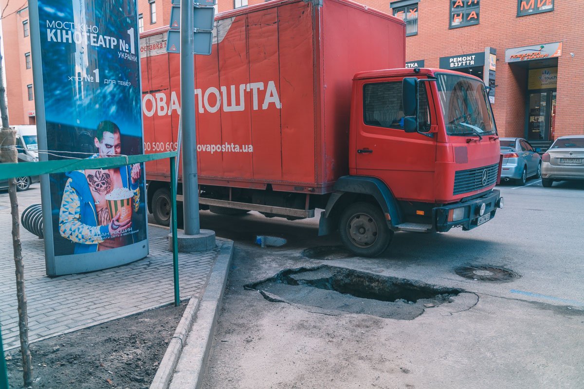 Тихонько ждет, когда ты облажаешься и подаришь ей свое колесо