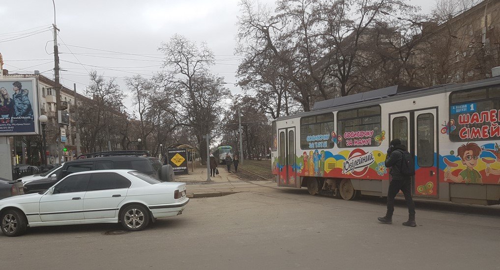 Некоторые очевидцы утверждают, что трамвай не зацепил женщину