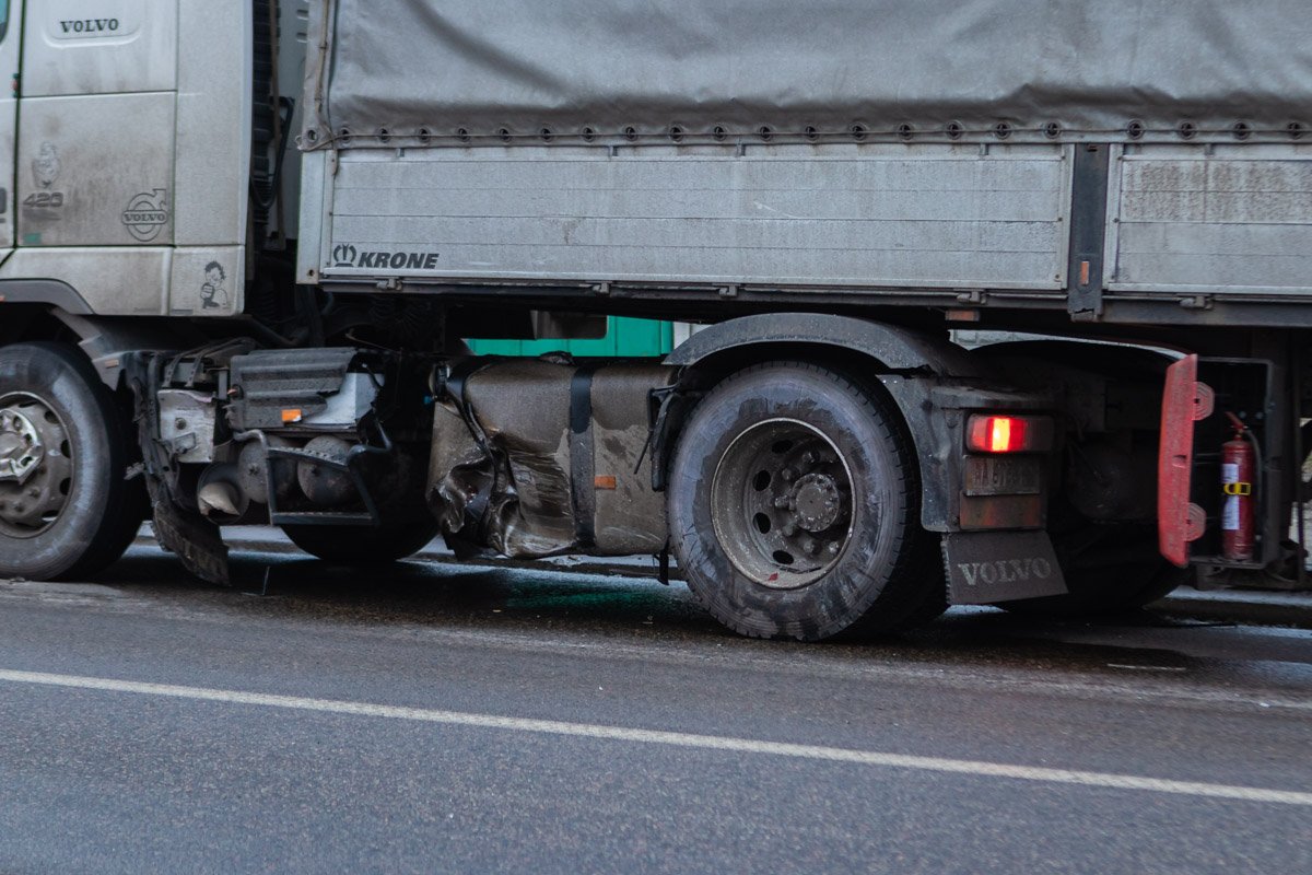 ВАЗ врезался прямо в бак с топливом