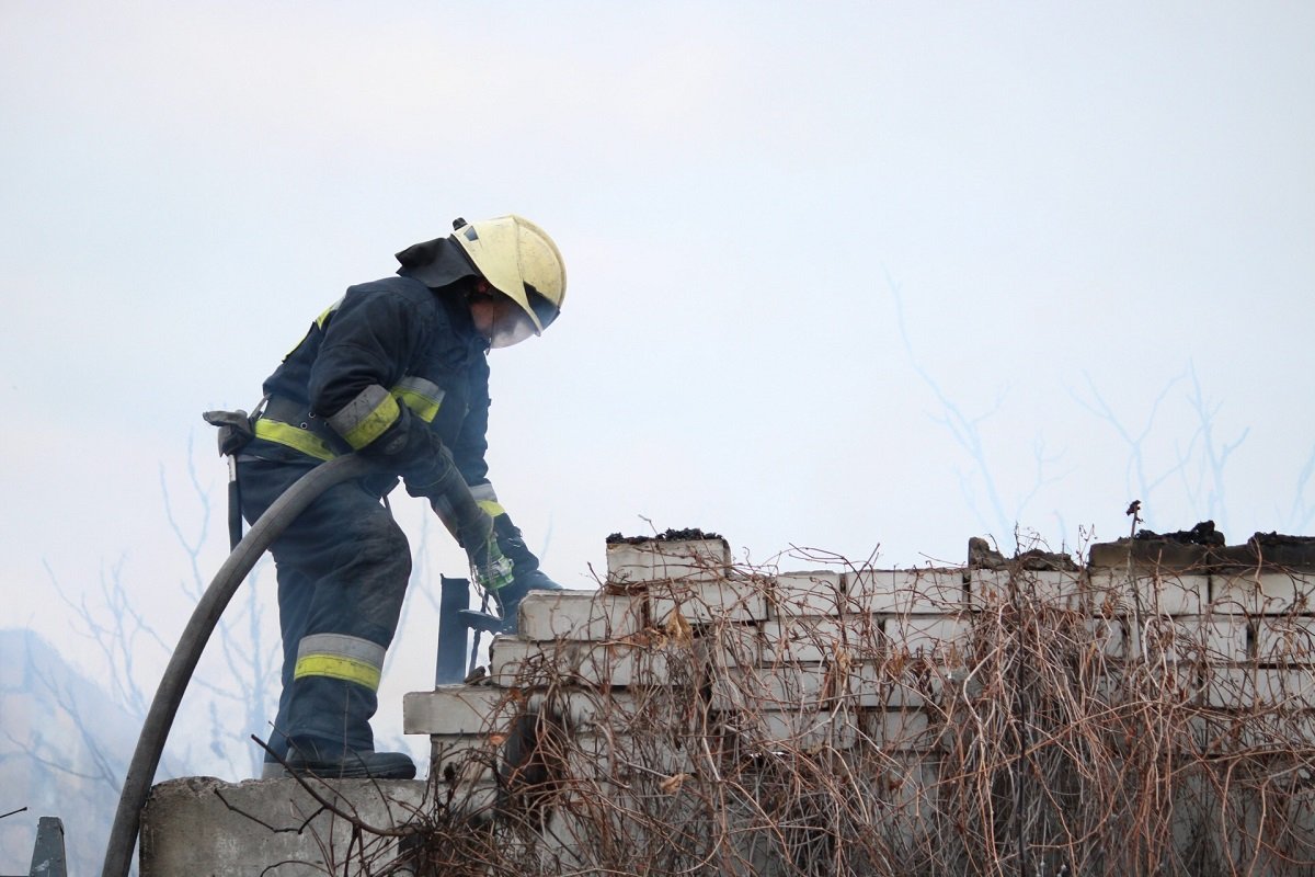 Позже выяснилось, что горит цех столярного предприятия