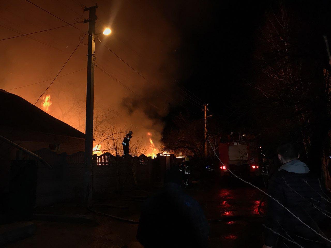 Пожар быстро распространяется 