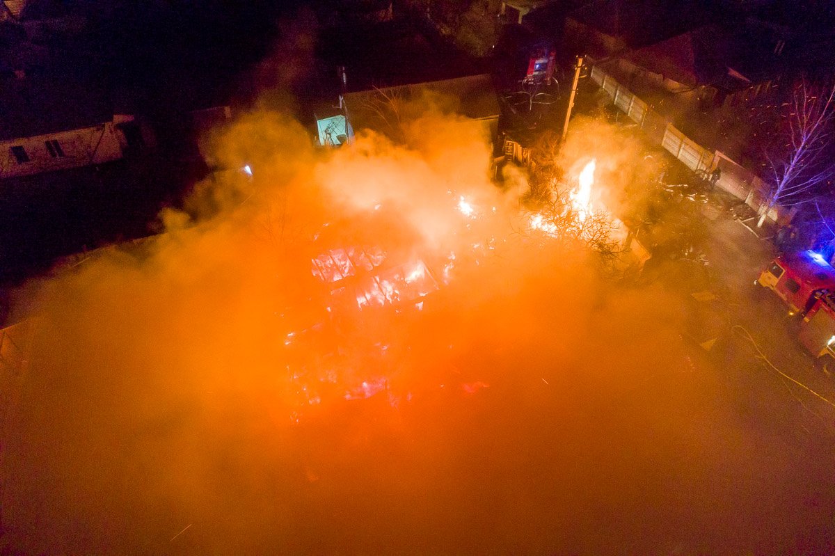 Дышать рядом с домом было практически невозможно - весь район окутал дым