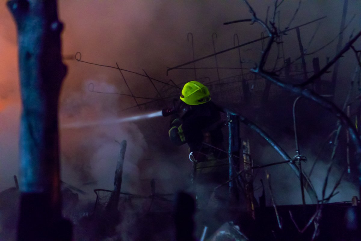 На борьбу с огнем у спасателей ушло больше трех часов