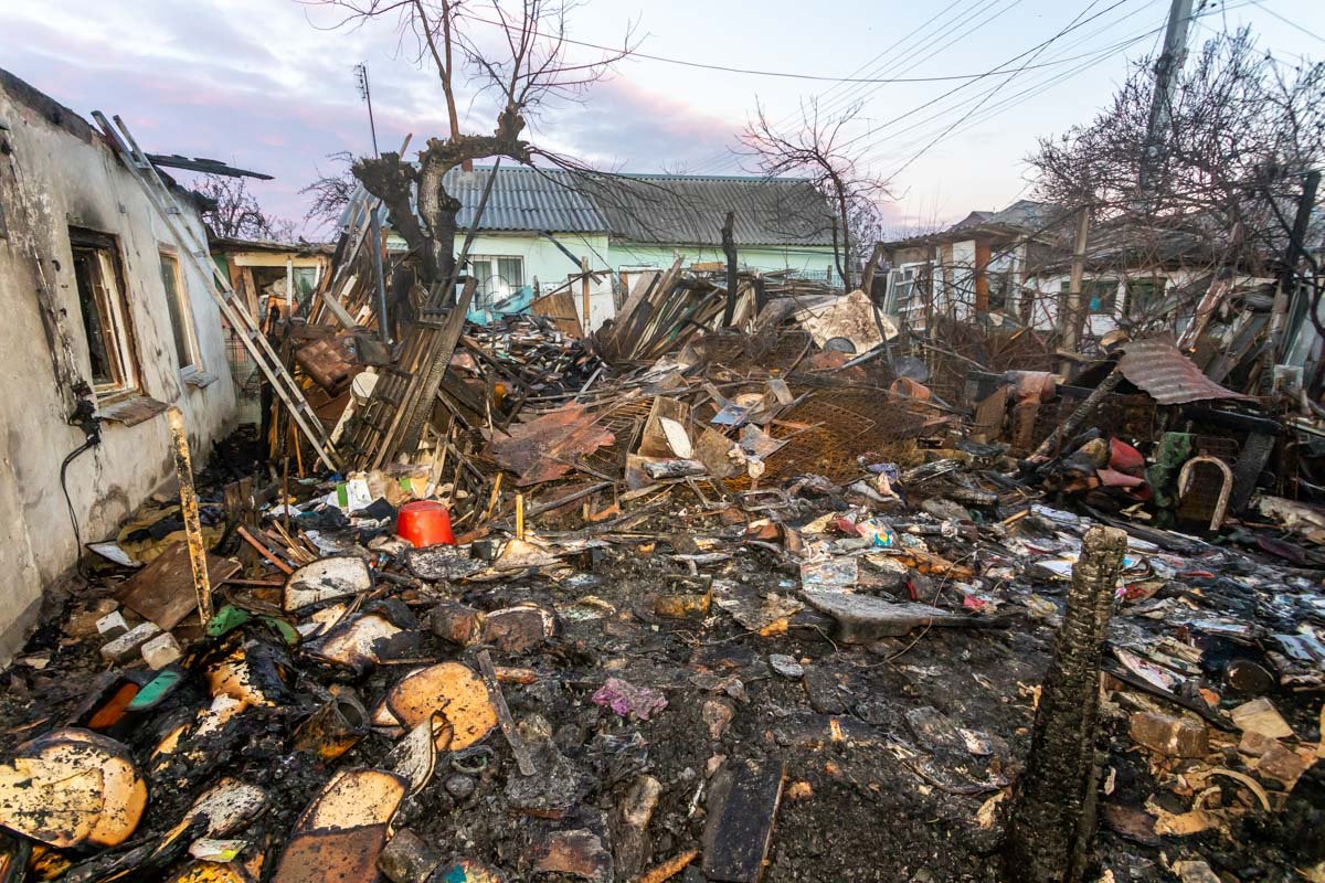 На улице Универсальной пожар уничтожил частный дом На улице Универсальной пожар уничтожил частный дом