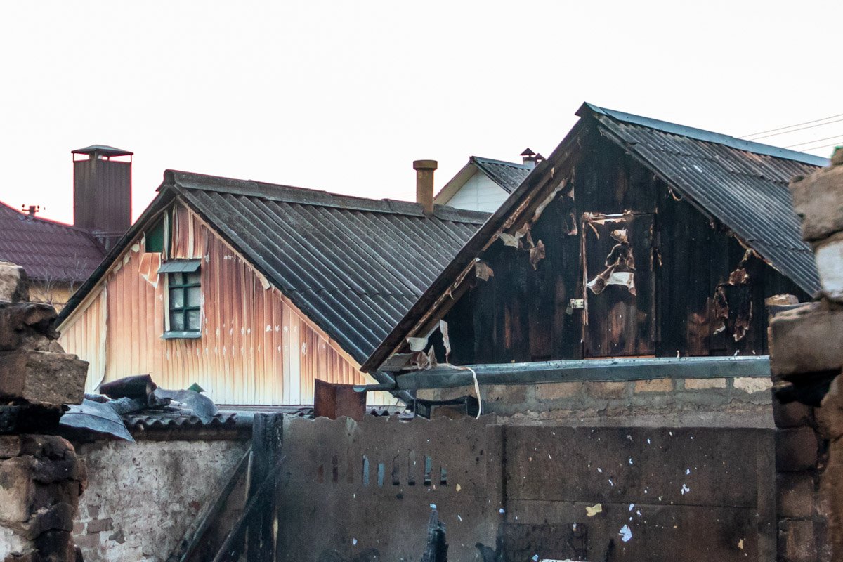 Пламя настолько полыхало, что повредило обшивки рядом стоящих построек Пламя настолько полыхало, что повредило обшивки рядом стоящих построек