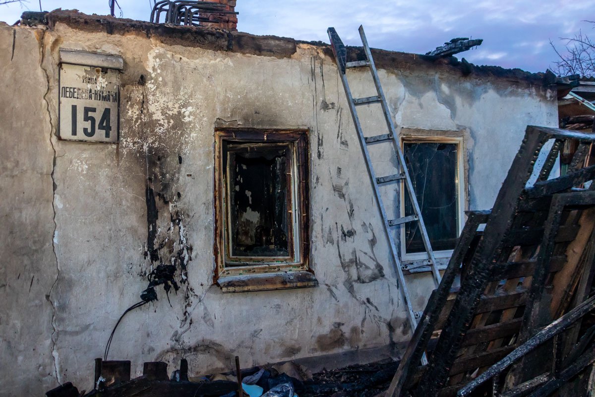 От дома остались стены и груды не догоревших вещей От дома остались стены и груды не догоревших вещей