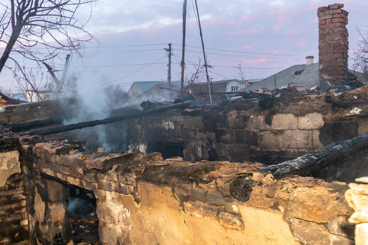 Остатки горевшей постройки все еще дымятся Остатки горевшей постройки все еще дымятся