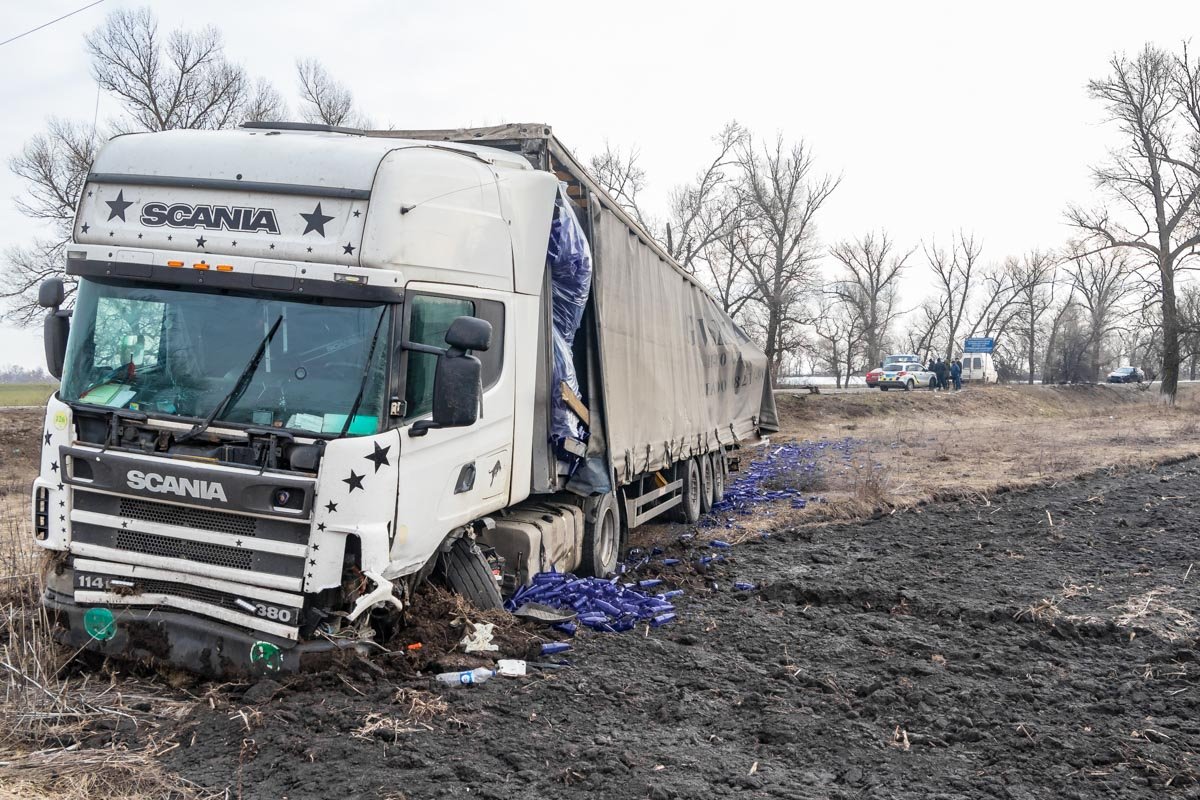Из фуры выпал товар - стеклотара Из фуры выпал товар - стеклотара