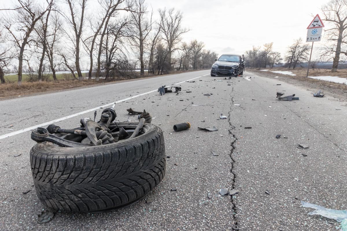 У автомобиля оторвало колесо У автомобиля оторвало колесо