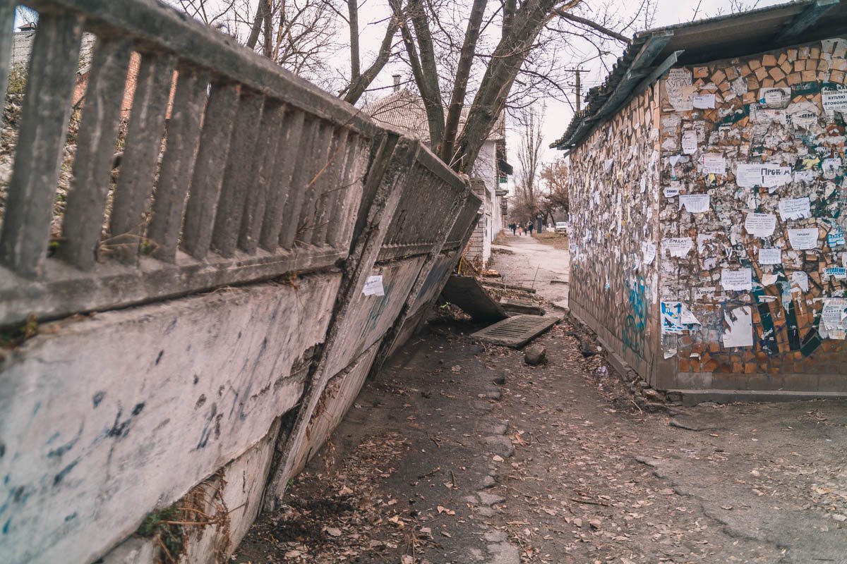 Скоро завалится и остальной забор