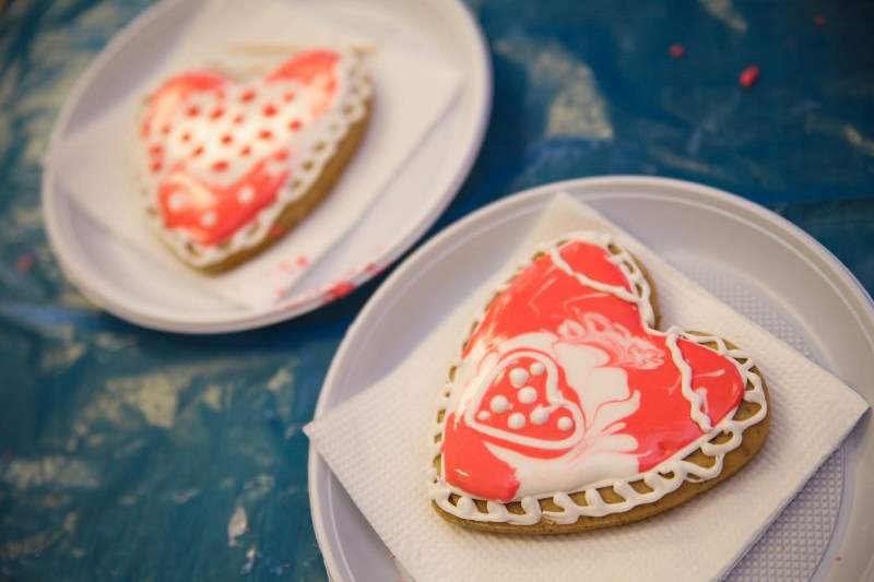 Декорировать сердечки можно как угодно, главное - фантазия