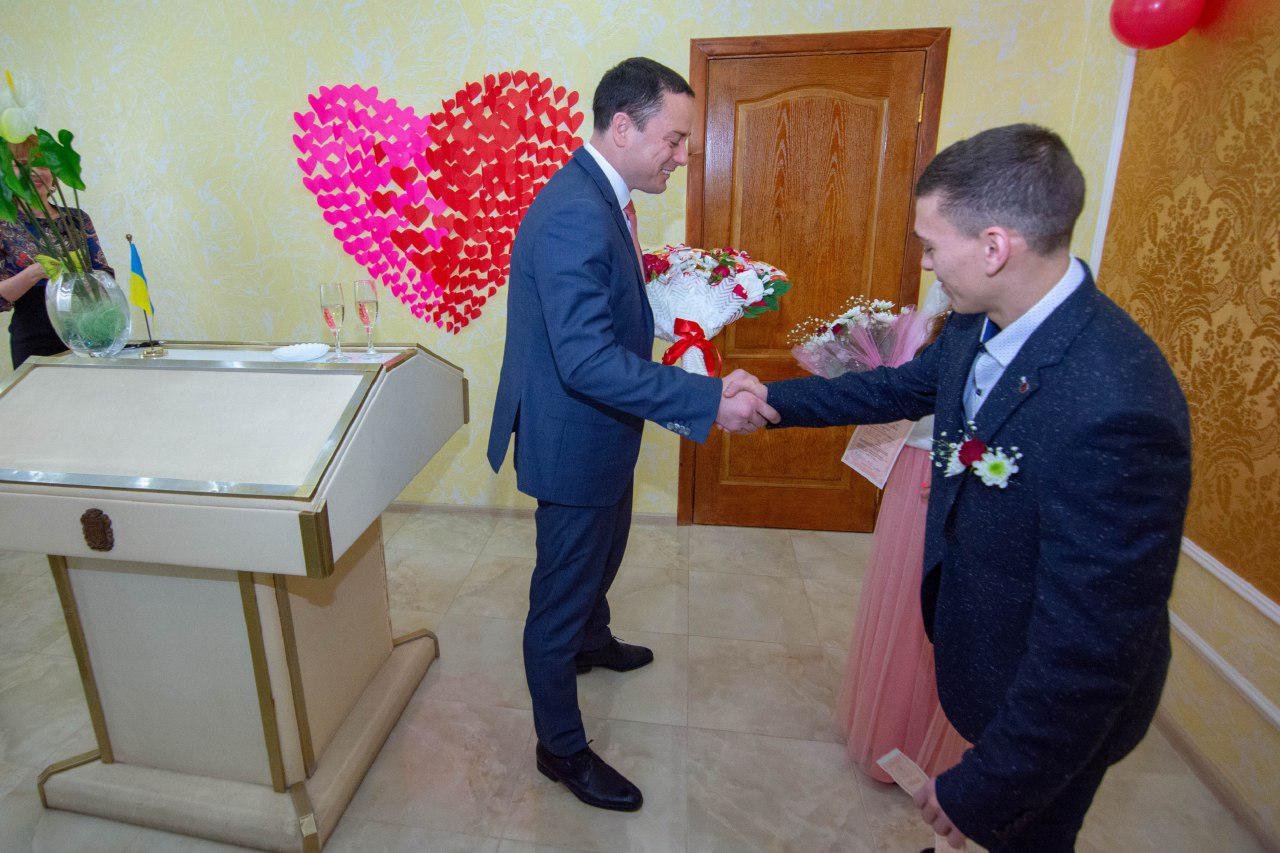 Мэр Каменского поздравил молодоженов