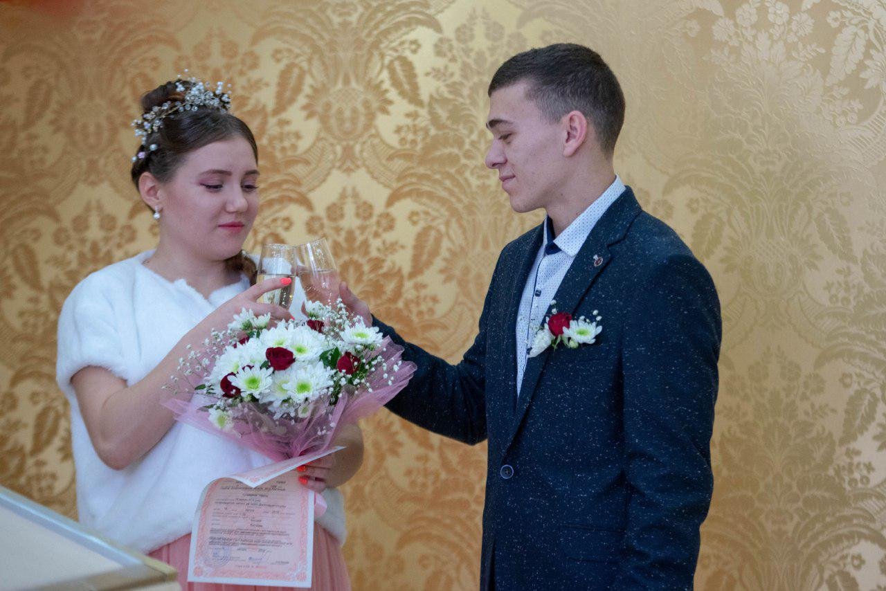 В День святого Валентина мэр Каменского поздравил молодоженов 4