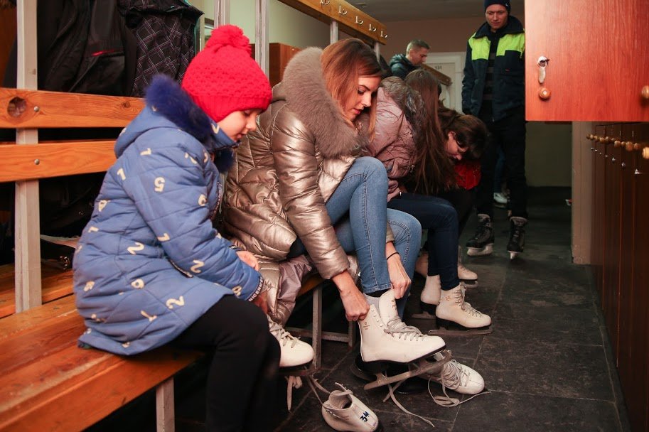 Подарок ко Дню влюбленных: Днепропетровская ОГА пригласила бойцов АТО с семьями на каток 7