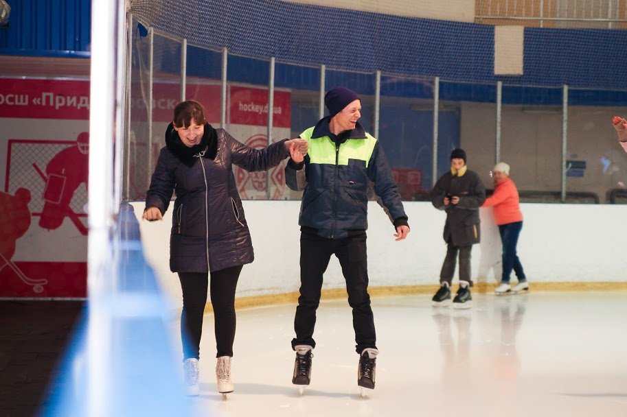 На каток пришли около 100 АТОвцев с семьями